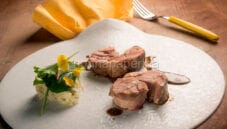 Stinco di maiale alla birra, patate schiacciate