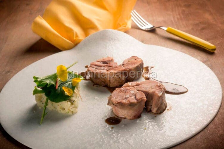 Stinco di maiale alla birra, patate schiacciate stinco di maiale alla birra