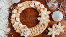 Corona di biscotti, un dolce per impreziosire il Natale