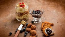 Prepariamo un buon tiramisù di amaretti al bicchiere Prepariamo un buon tiramisù di amaretti al bicchiere