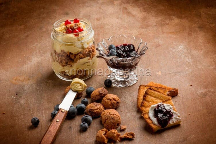Prepariamo un buon tiramisù di amaretti al bicchiere Tiramisu di amaretti al bicchiere