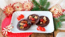 Mendiants al cioccolato fondente, frutta secca e candita Mendiants al cioccolato fondente, frutta secca e candita