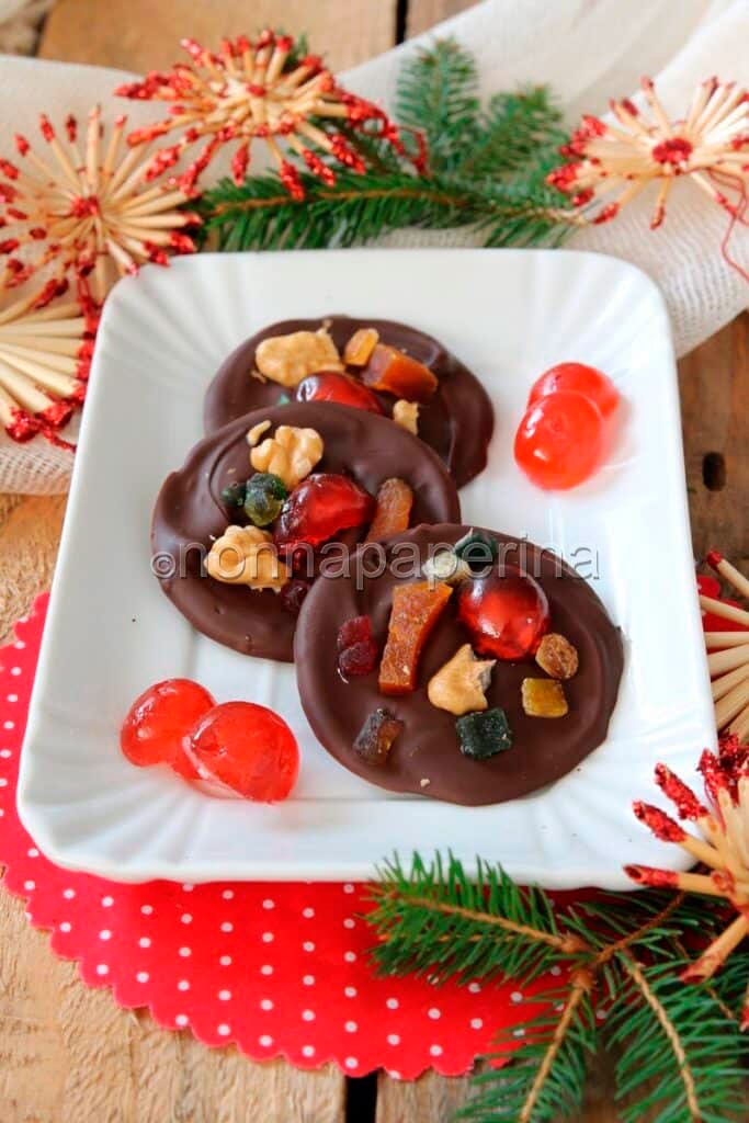 mendiants al cioccolato fondente mendiants al cioccolato fondente