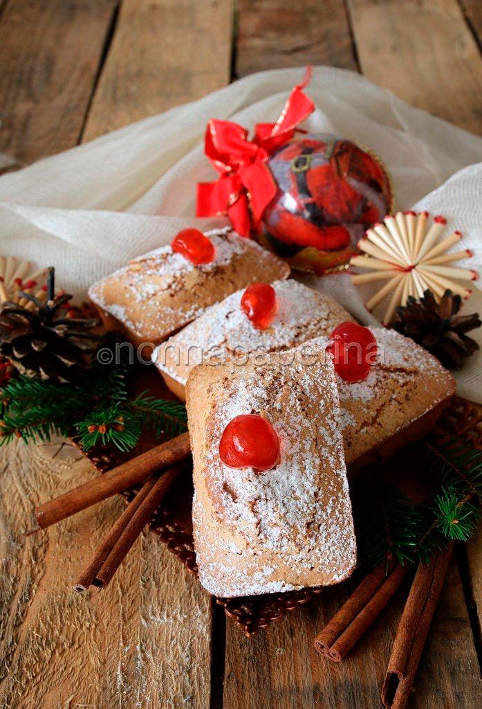 Mini cakes speziati alle ciliegie candite Mini cakes speziati alle ciliegie candite