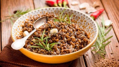 riso selvatico con lenticchie ed erbe aromatiche