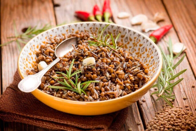 riso selvatico con lenticchie ed erbe aromatiche