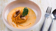 Spaghetti con brodo di funghi shiitake, unici