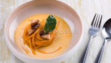 Spaghetti con brodo di funghi shitake