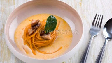 Spaghetti con brodo di funghi shitake