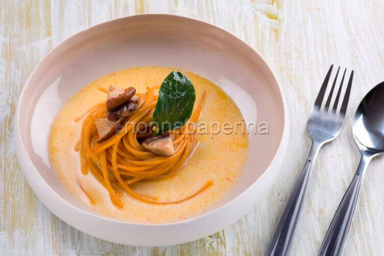 Spaghetti con brodo di funghi shitake