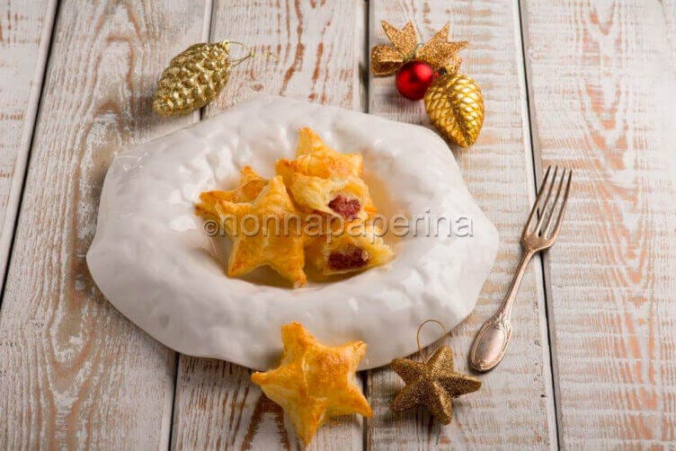 Stelline di sfoglia ripiene di cotechino