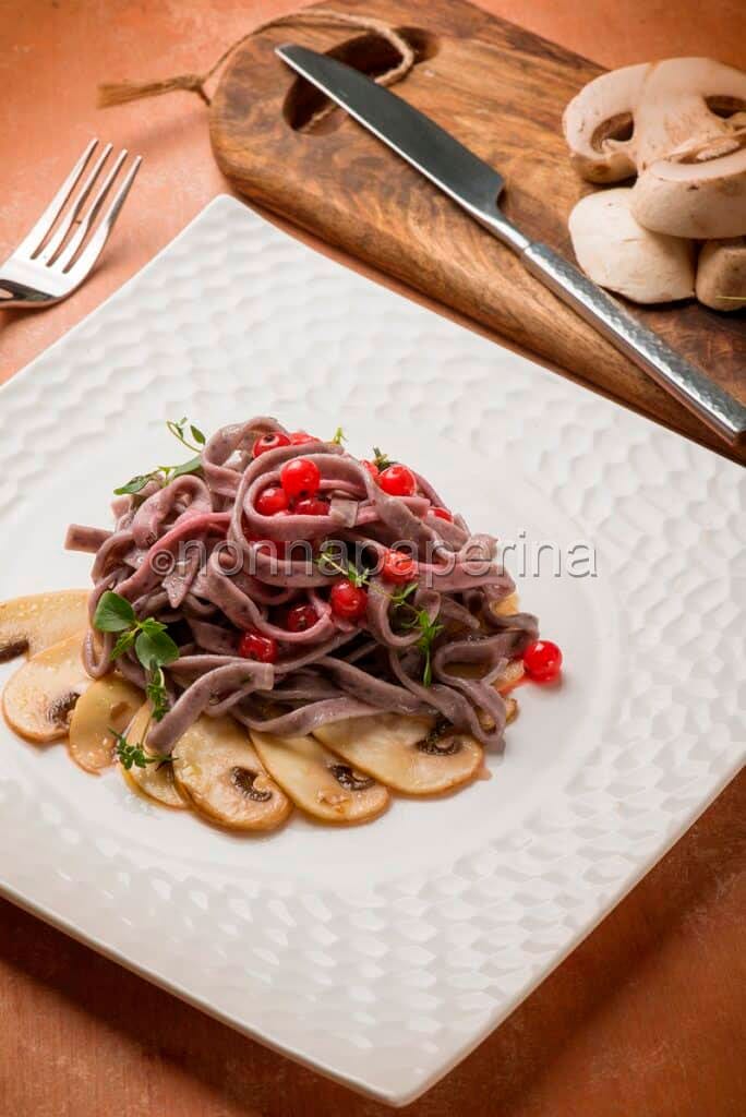 Tagliatelle ai mirtilli con ribes