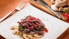 Tagliatelle ai mirtilli con ribes e champignon