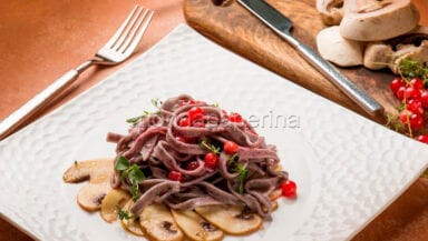 tagliatelle ai mirtilli con ribes e champignon