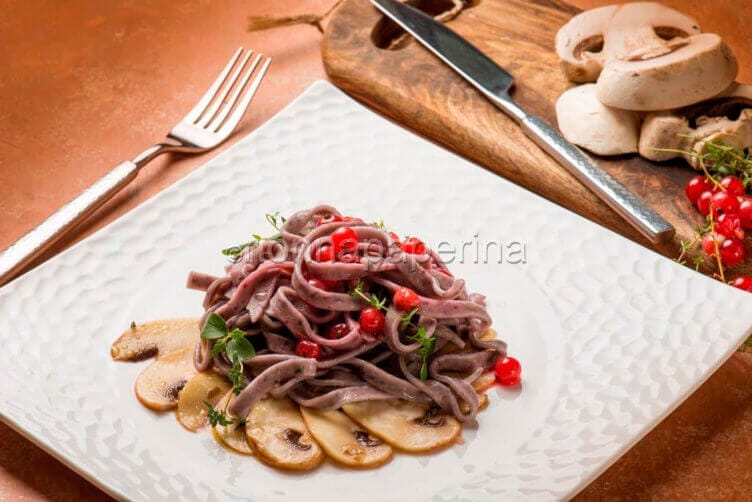 tagliatelle ai mirtilli con ribes e champignon