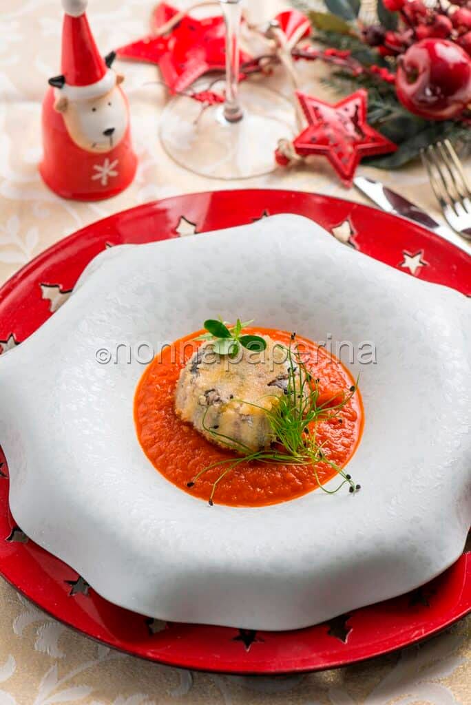 Tortini di alici con carote viola in zuppetta di pomodoro Tortini di alici con carote viola in zuppetta di pomodoro