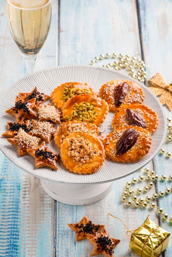 Biscotti di pasta sfoglia con semi e frutta secca Biscotti di pasta sfoglia con semi e frutta secca