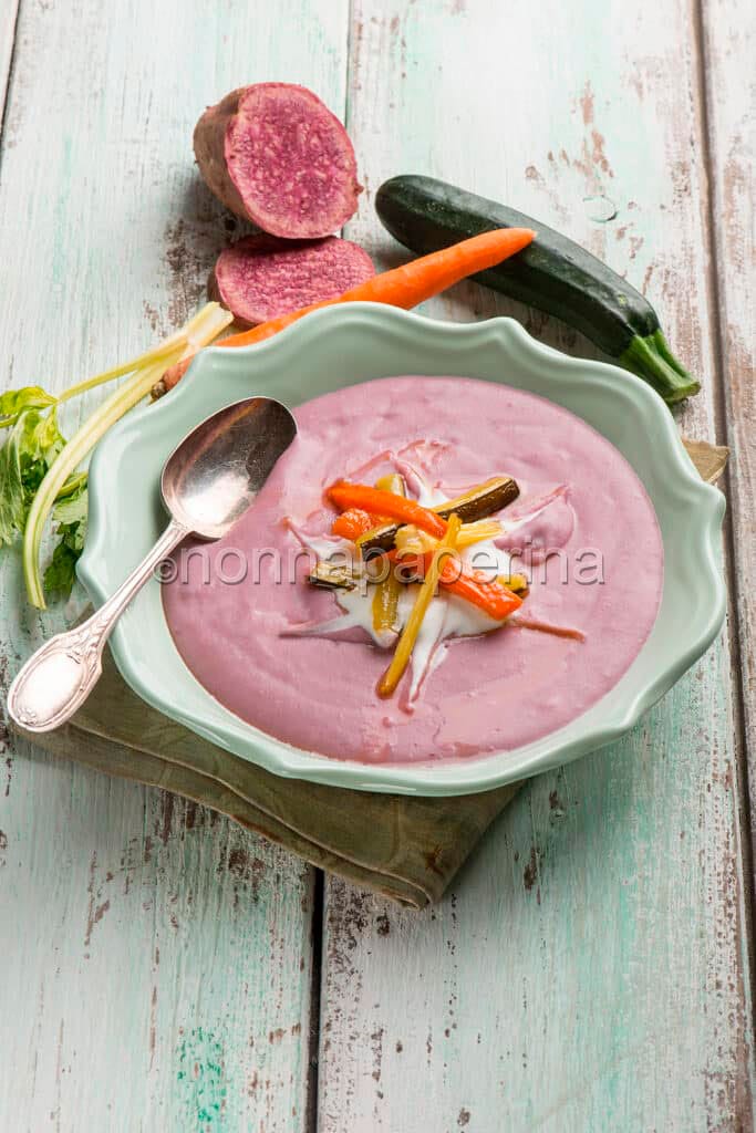 Crema di patate viola con verdure caramellate