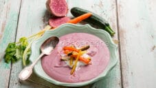 Crema di patate viola con verdure caramellate