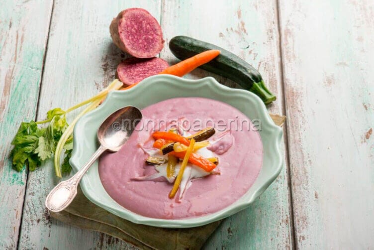 Crema di patate viola con verdure caramellate