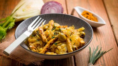 Finocchi saltati con tempeh e olive