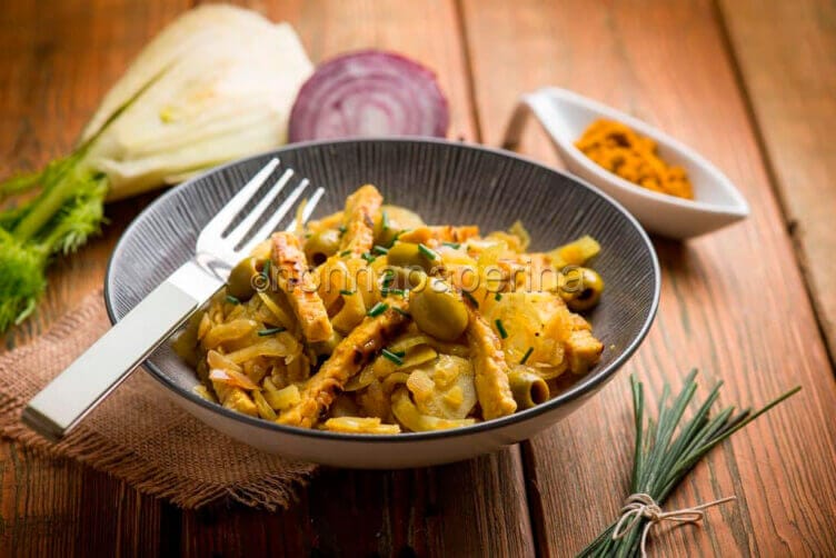 Finocchi saltati con tempeh e olive