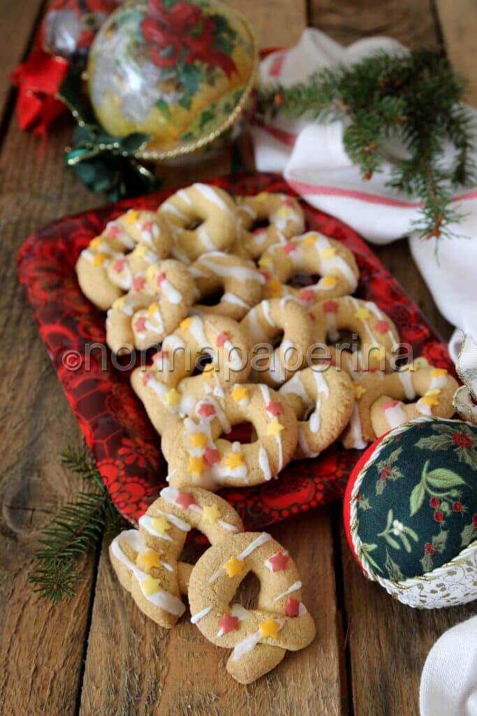 ciambelline soffici al succo di melagrana e vaniglia ciambelline soffici al succo di melagrana e vaniglia