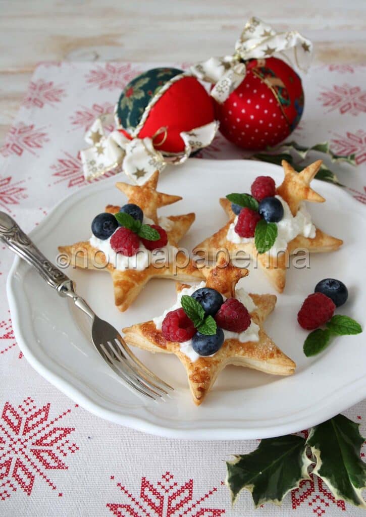 Stelle di sfoglia alla crema e frutti di bosco