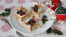 Stelle di sfoglia con crema all’arancia e frutti di bosco Stelle di sfoglia con crema all’arancia e frutti di bosco