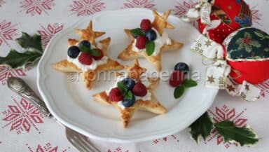 Stelle di sfoglia alla crema e frutti di bosco