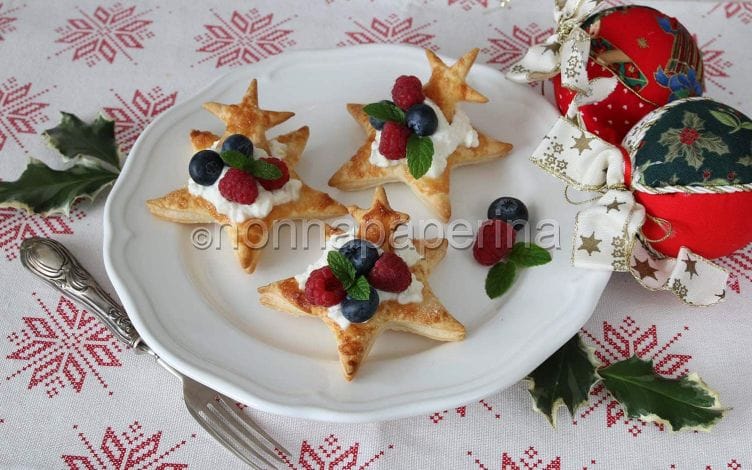 Stelle di sfoglia alla crema e frutti di bosco