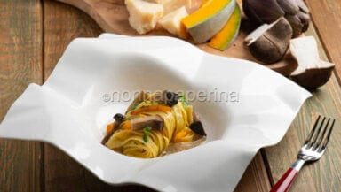 tagliatelle di ceci con carciofi e funghi