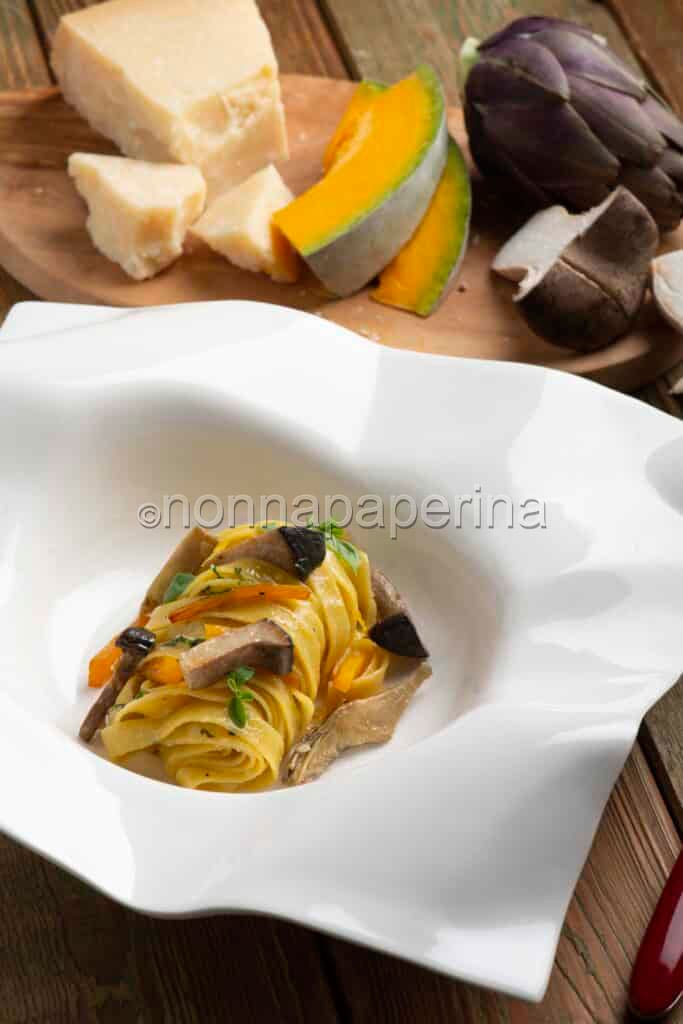 tagliatelle di ceci con carciofi e funghi