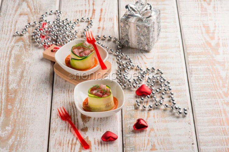 Tartare di tonno con zucchine e salsa di pomodorini