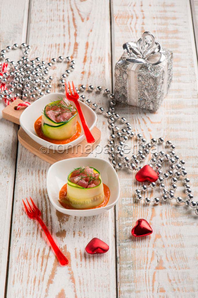 Tartare di tonno con zucchine e salsa di pomodorini