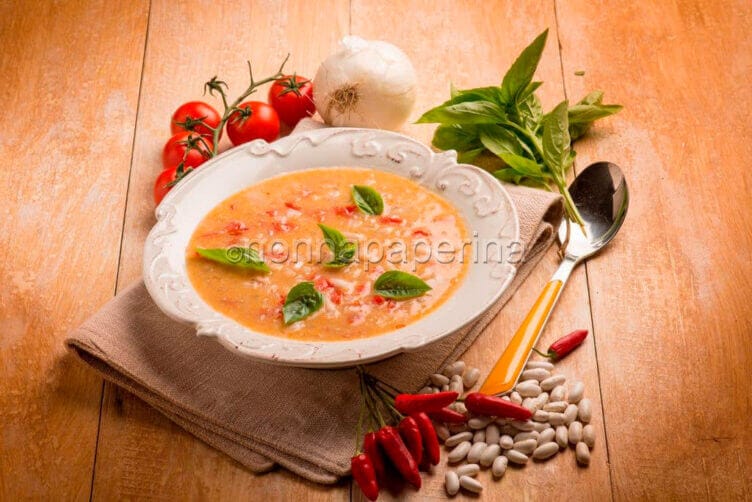 Zuppa di cannellini e cipolle