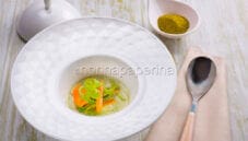 Zuppetta di latte di cocco con verdure saltate al curry Zuppetta di latte di cocco con verdure saltate al curry