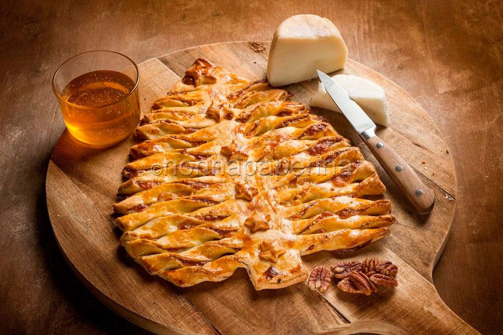 Albero di sfoglia con caprino, noci e miele