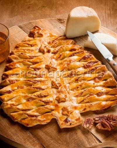 Albero di sfoglia con caprino, noci e miele Albero di sfoglia con caprino, noci e miele