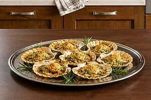 Capesante gratinate: croccanti e morbide in 8 minuti Capesante gratinate: croccanti e morbide in 8 minuti