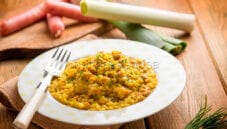 Risotto ai porri e salsiccia con curcuma, un primo aromatico Risotto ai porri e salsiccia con curcuma, un primo aromatico