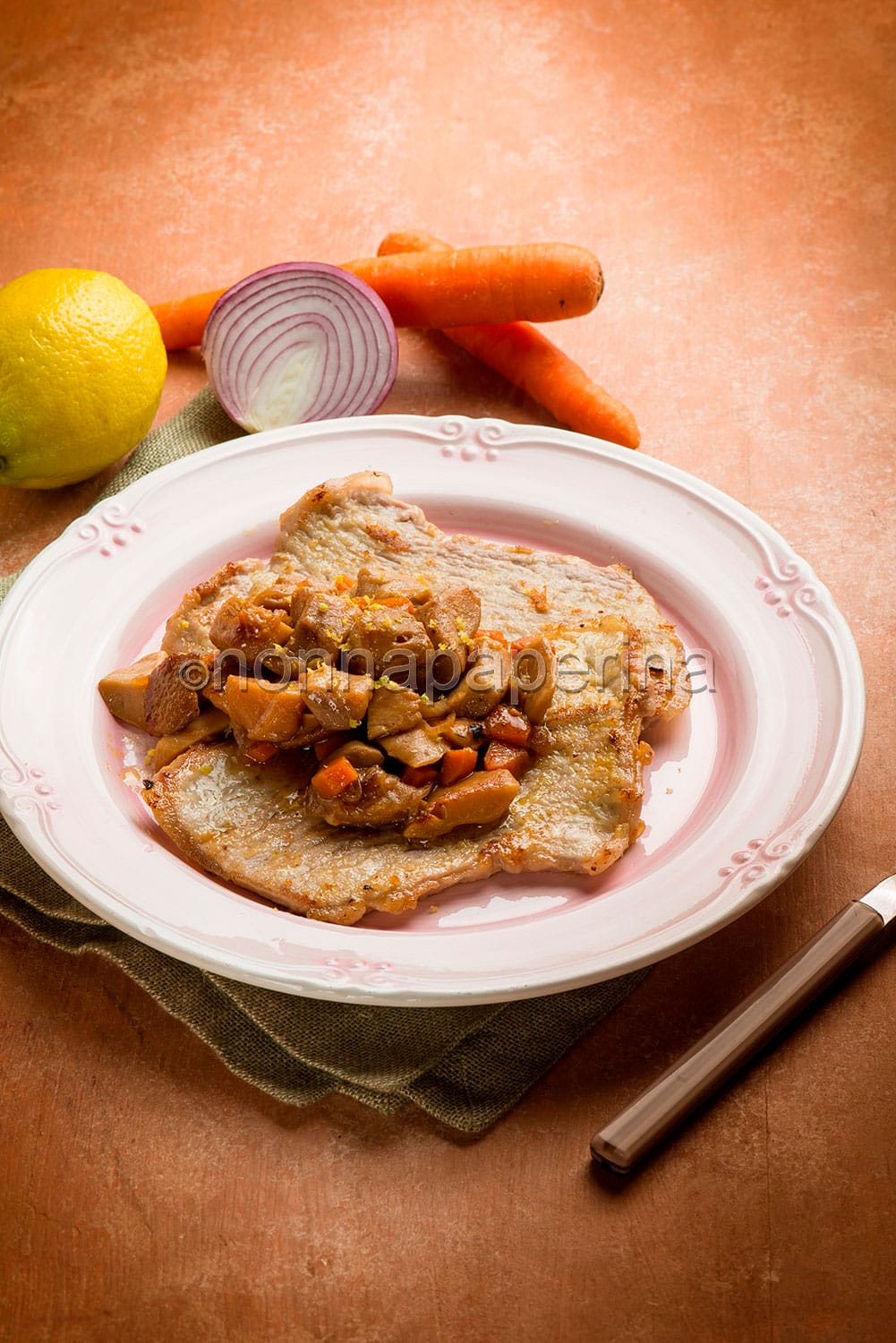 Scaloppine ai funghi, cipolle e carote