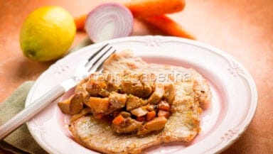 Scaloppine ai funghi, cipolle e carote