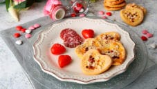 Cuoricini salati alle fave , mandorle e pepe rosa Cuoricini salati alle fave , mandorle e pepe rosa