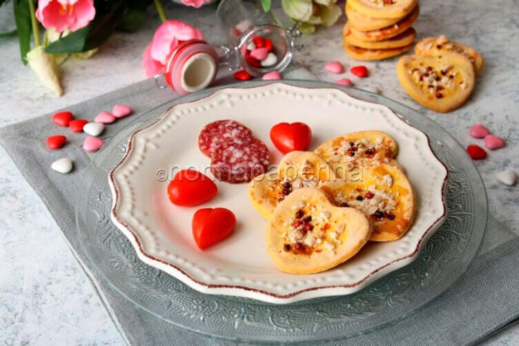 Cuoricini salati alle fave , mandorle e pepe rosa cuoricini salati alle fave