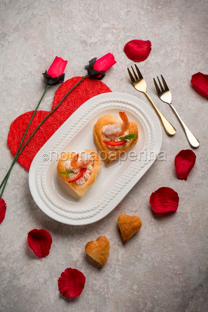Cuori di sfoglia con formaggio e gamberi