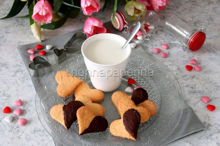 Affettuosa colazione con cuoricini al cocco e cioccolato Cuoricini al cocco e cioccolato