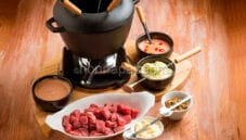 Fondue bourguignonne, per un pasto informale Fondue bourguignonne, per un pasto informale