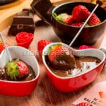 Fragole con fonduta al cioccolato: un dessert scalda cuore