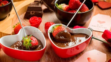 Fragole con fonduta al cioccolato